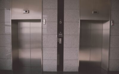 Virusul rezista 30 de minute in lift, cand usile sunt inchise. Cum previi riscul de infectare in lift