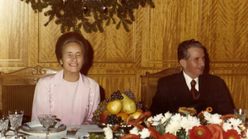 Obiceiul lui Nicolae Ceausescu de Revelion. Facea asta in fiecare an, impreuna cu Elena